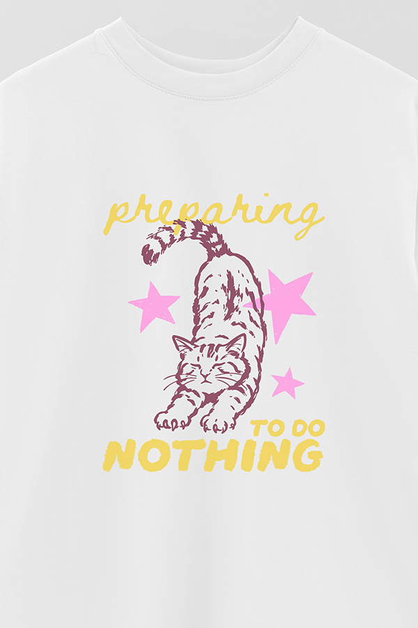 REMERA OVER ESTAMPADA CAT PREPARING TO DO NOTHING