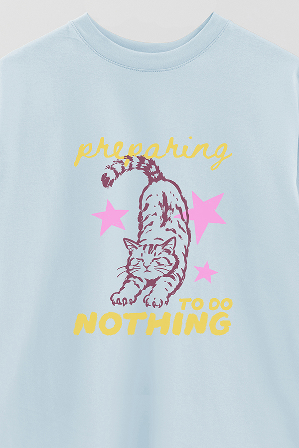 REMERA OVER ESTAMPADA CAT PREPARING TO DO NOTHING