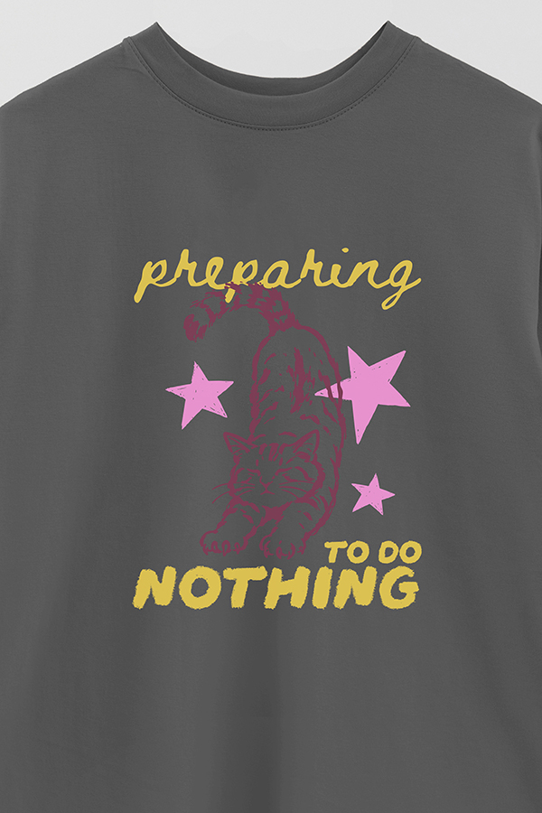 REMERA OVER ESTAMPADA CAT PREPARING TO DO NOTHING