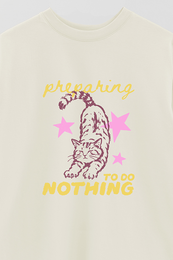 REMERA OVER ESTAMPADA CAT PREPARING TO DO NOTHING