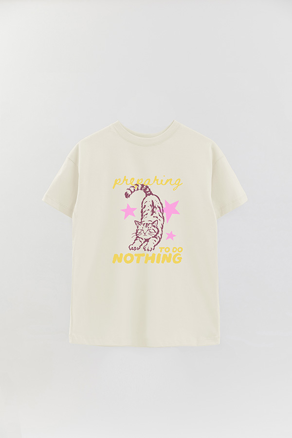 REMERA OVER ESTAMPADA CAT PREPARING TO DO NOTHING