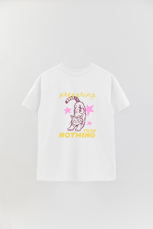 REMERA OVER ESTAMPADA CAT PREPARING TO DO NOTHING