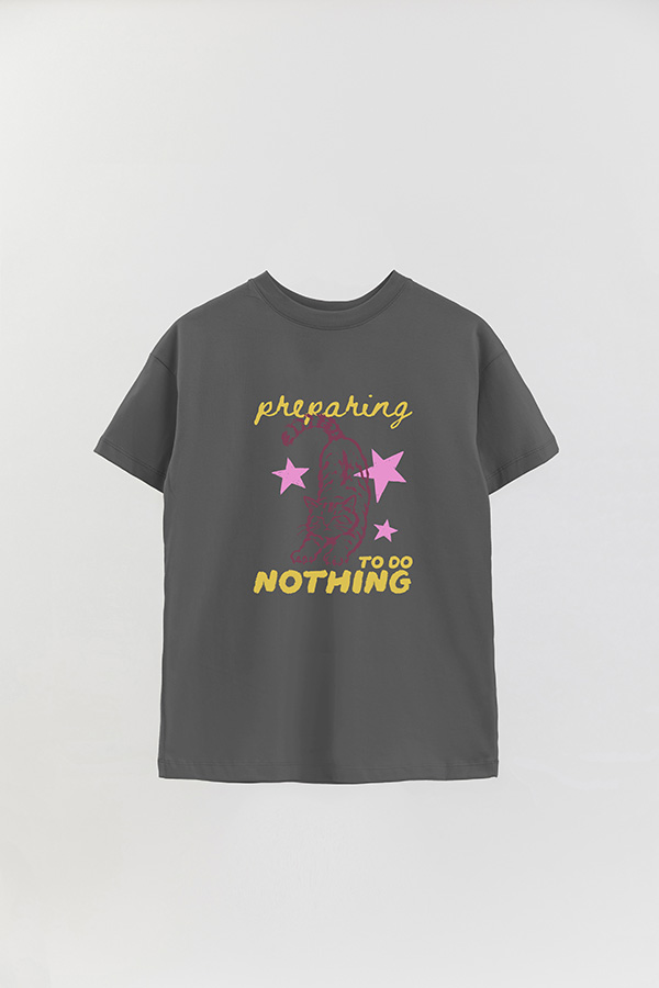 REMERA OVER ESTAMPADA CAT PREPARING TO DO NOTHING