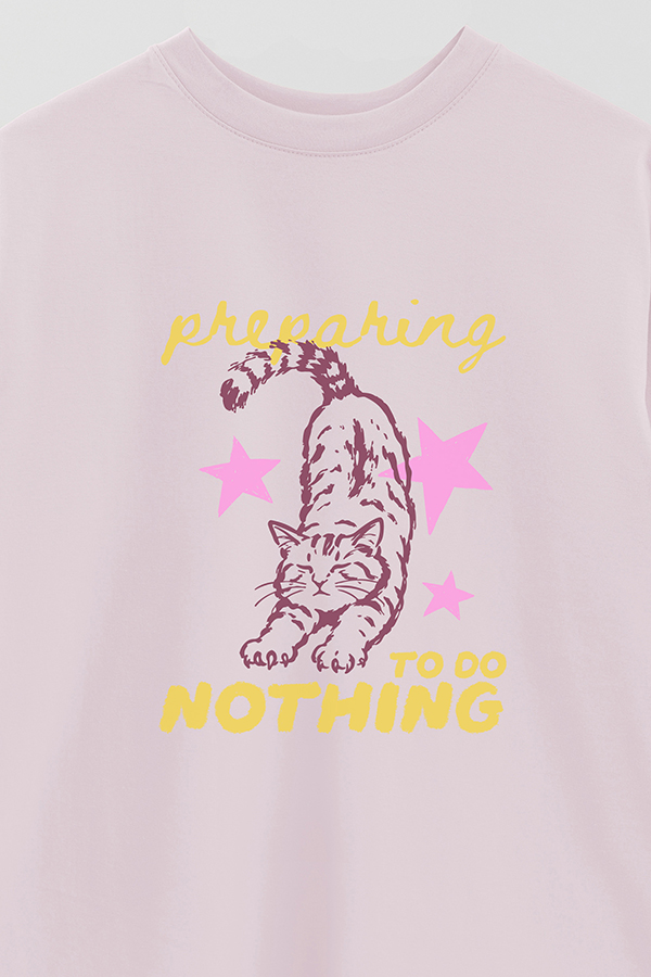 REMERA OVER ESTAMPADA CAT PREPARING TO DO NOTHING