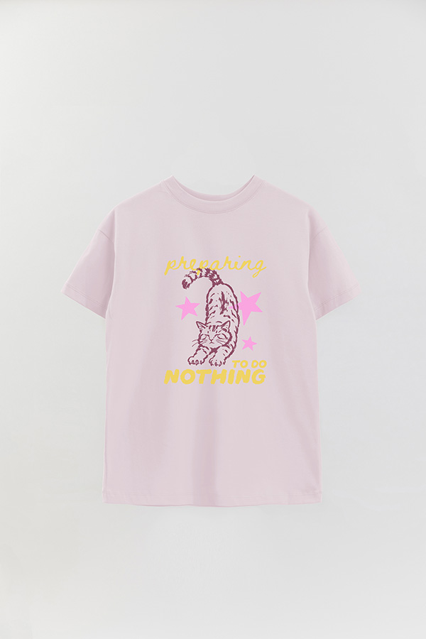 REMERA OVER ESTAMPADA CAT PREPARING TO DO NOTHING
