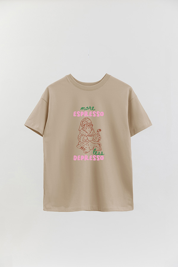 REMERA OVER ESTAMPADA CAT MORE ESPRESSO