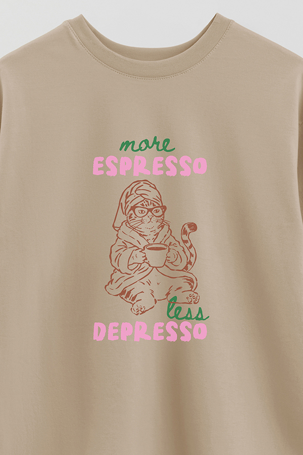 REMERA OVER ESTAMPADA CAT MORE ESPRESSO
