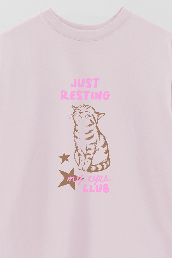 REMERA OVER ESTAMPADA CAT JUST RESTING