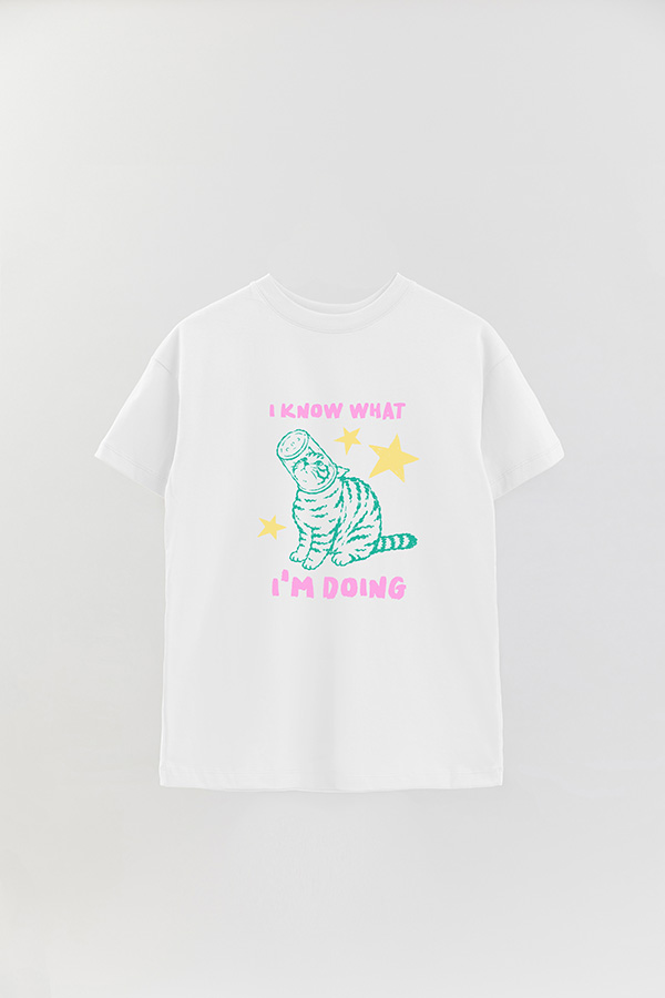 REMERA OVER ESTAMPADA CAT I KNOW WHAT IM DOING
