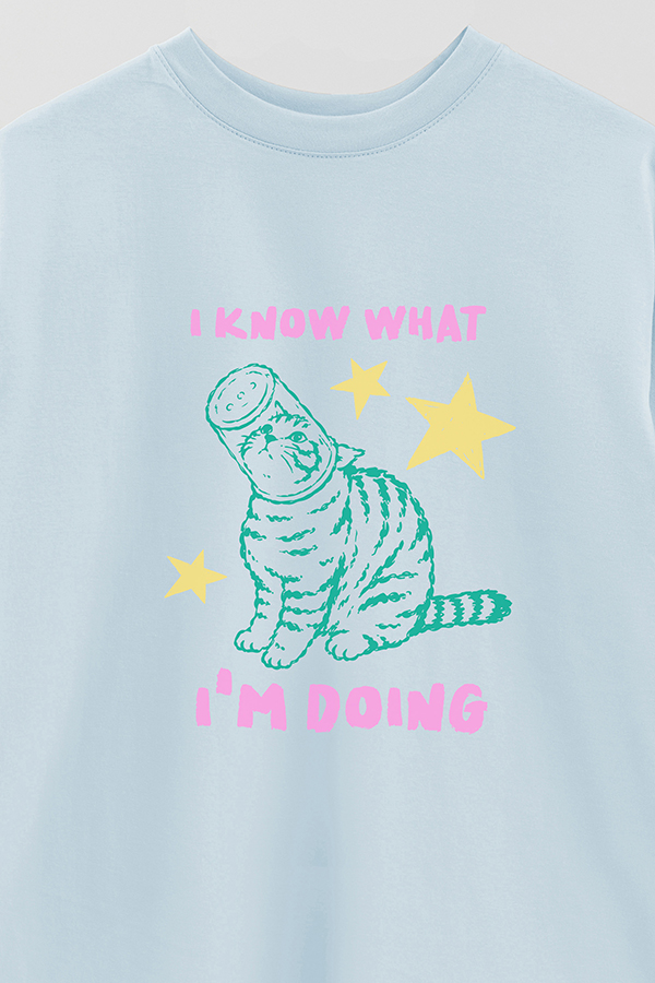 REMERA OVER ESTAMPADA CAT I KNOW WHAT IM DOING