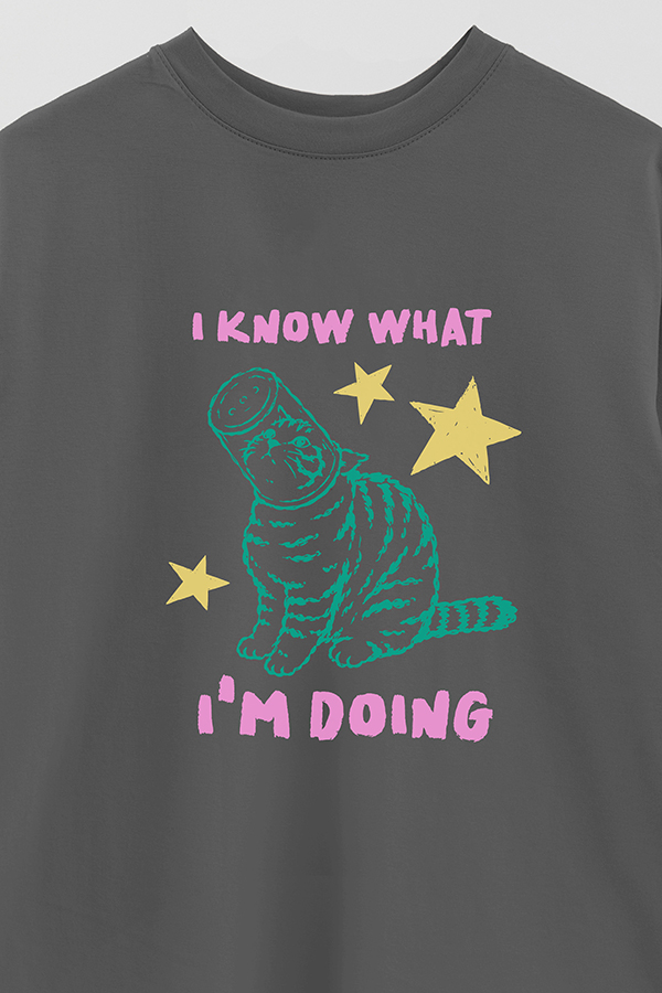 REMERA OVER ESTAMPADA CAT I KNOW WHAT IM DOING