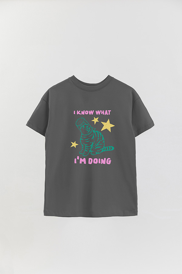 REMERA OVER ESTAMPADA CAT I KNOW WHAT IM DOING