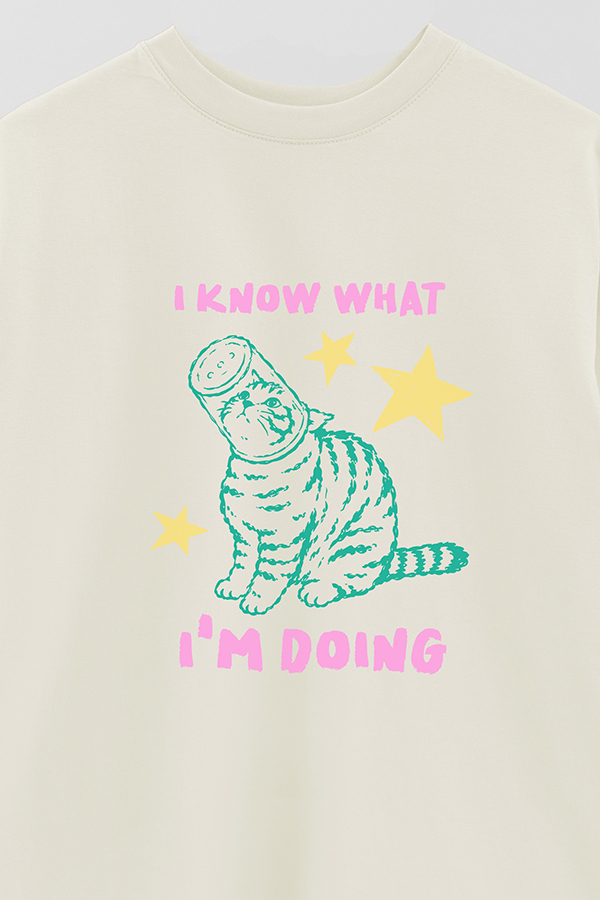 REMERA OVER ESTAMPADA CAT I KNOW WHAT IM DOING