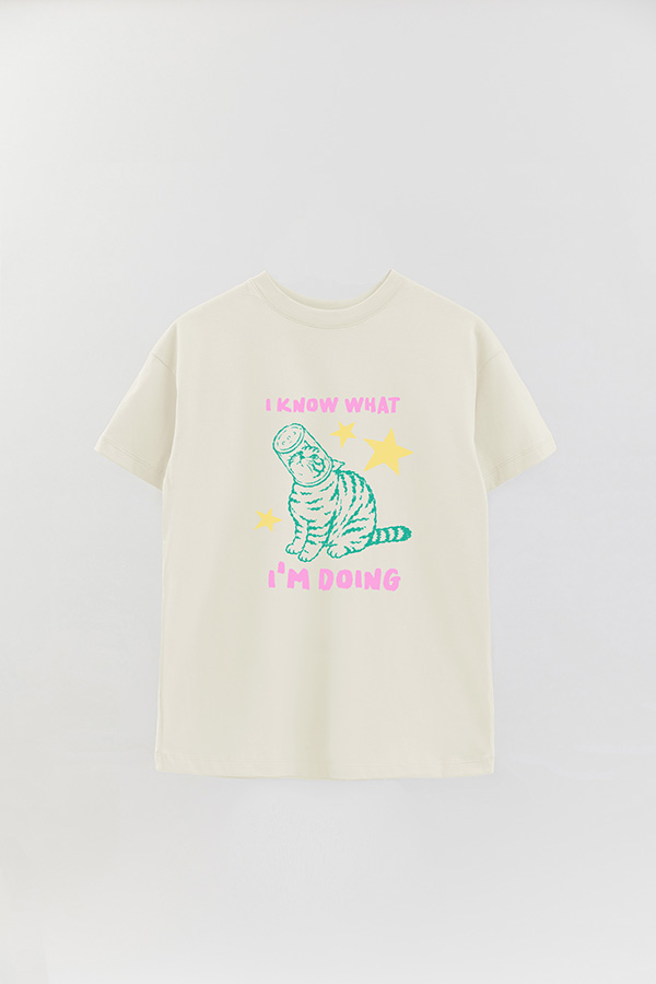 REMERA OVER ESTAMPADA CAT I KNOW WHAT IM DOING