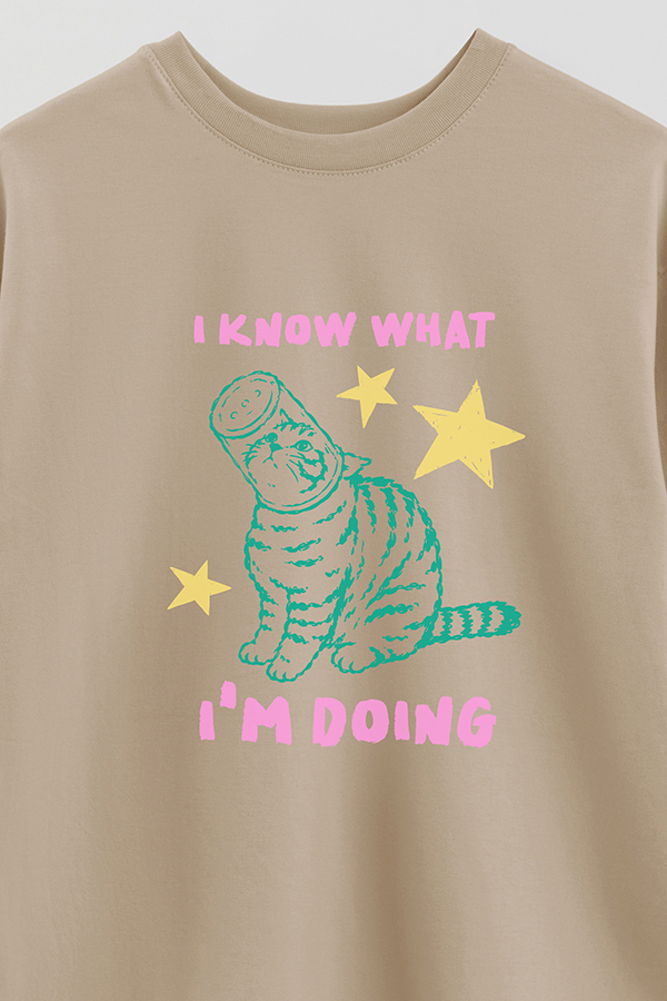 REMERA OVER ESTAMPADA CAT I KNOW WHAT IM DOING
