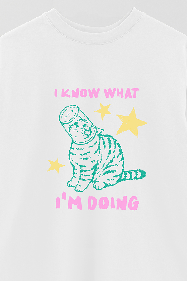 REMERA OVER ESTAMPADA CAT I KNOW WHAT IM DOING