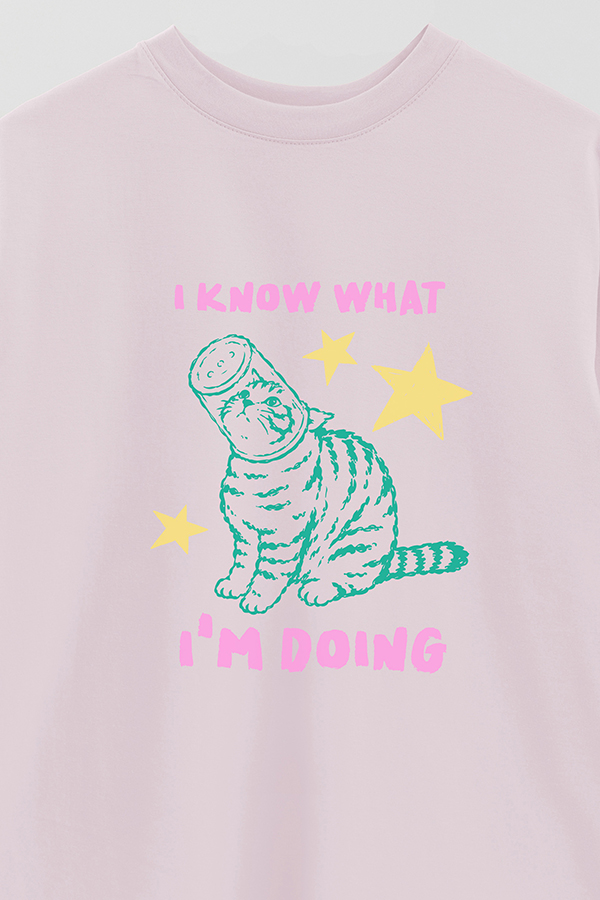 REMERA OVER ESTAMPADA CAT I KNOW WHAT IM DOING