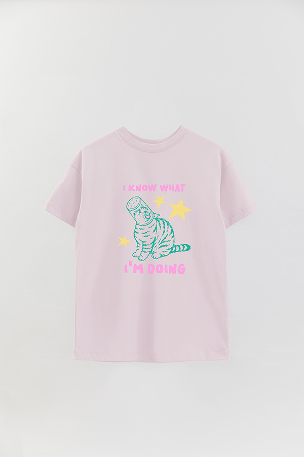 REMERA OVER ESTAMPADA CAT I KNOW WHAT IM DOING