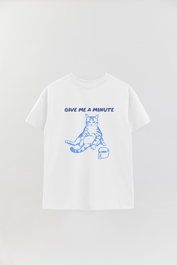 REMERA OVER ESTAMPADA CAT GIVE ME A MINUTE