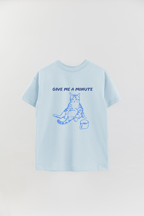 REMERA OVER ESTAMPADA CAT GIVE ME A MINUTE