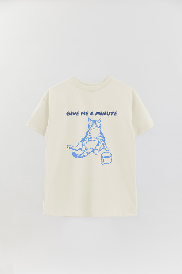 REMERA OVER ESTAMPADA CAT GIVE ME A MINUTE