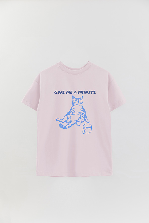REMERA OVER ESTAMPADA CAT GIVE ME A MINUTE