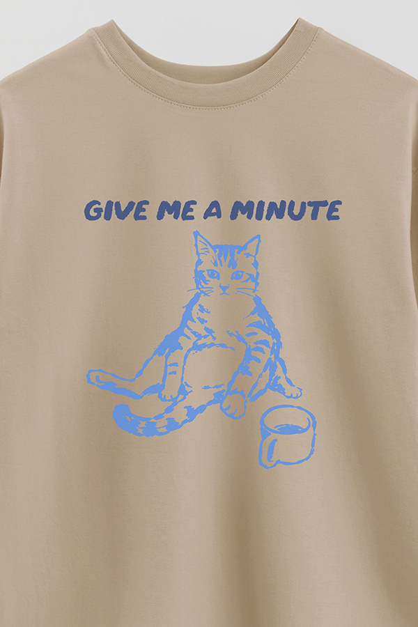 REMERA OVER ESTAMPADA CAT GIVE ME A MINUTE