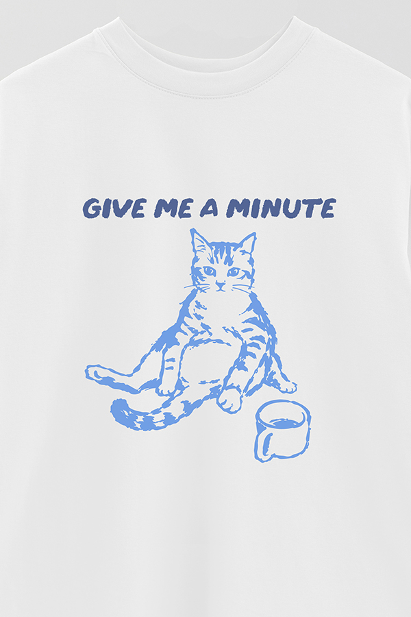 REMERA OVER ESTAMPADA CAT GIVE ME A MINUTE