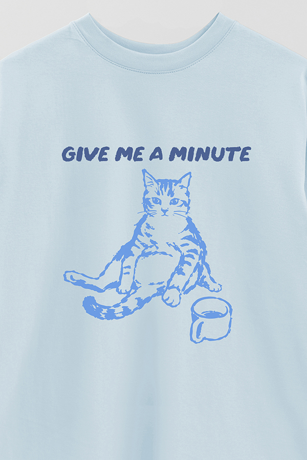 REMERA OVER ESTAMPADA CAT GIVE ME A MINUTE