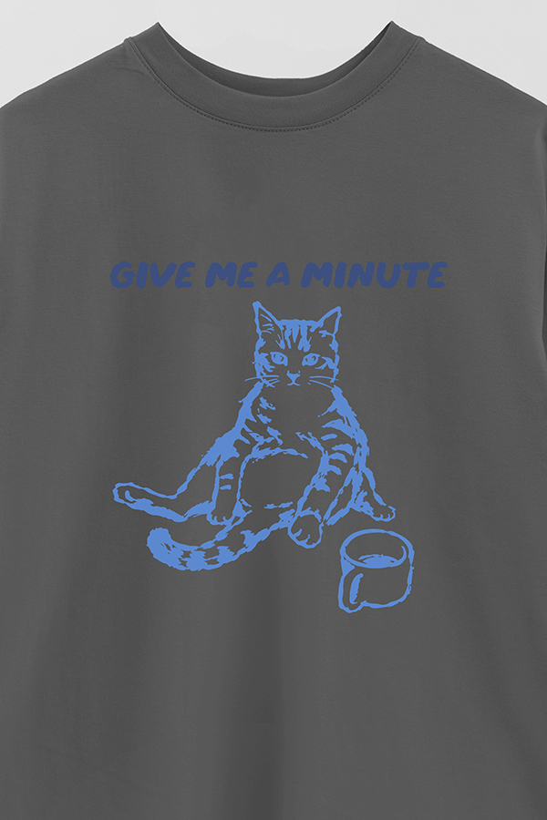 REMERA OVER ESTAMPADA CAT GIVE ME A MINUTE