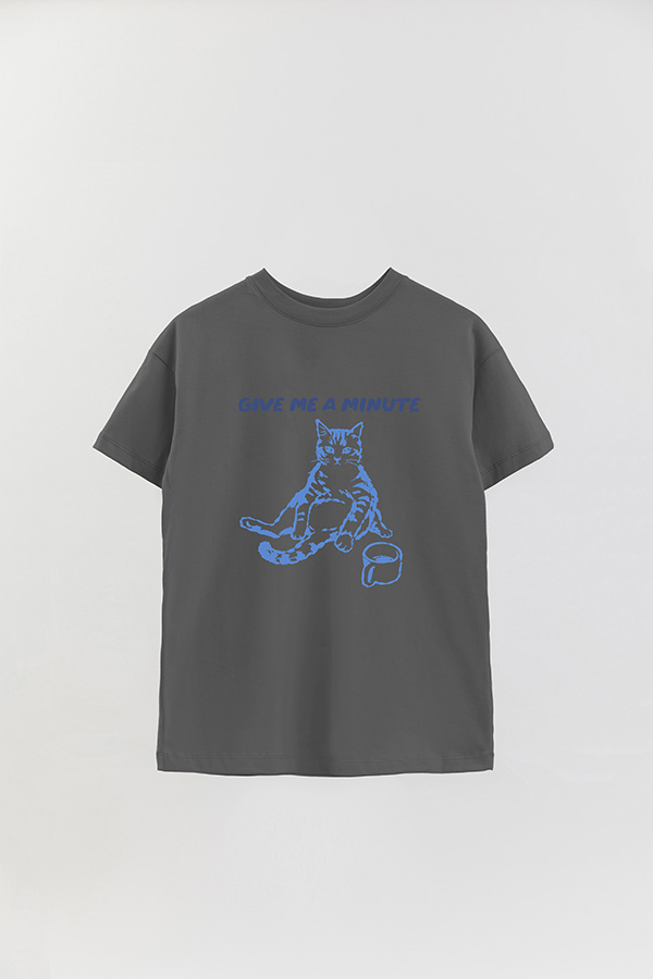 REMERA OVER ESTAMPADA CAT GIVE ME A MINUTE