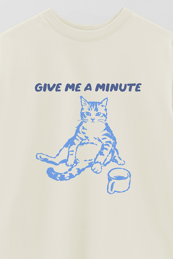 REMERA OVER ESTAMPADA CAT GIVE ME A MINUTE
