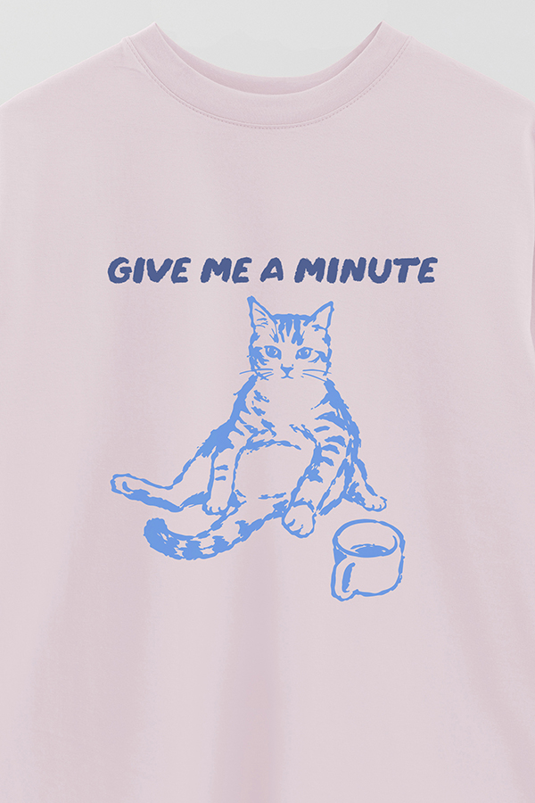 REMERA OVER ESTAMPADA CAT GIVE ME A MINUTE