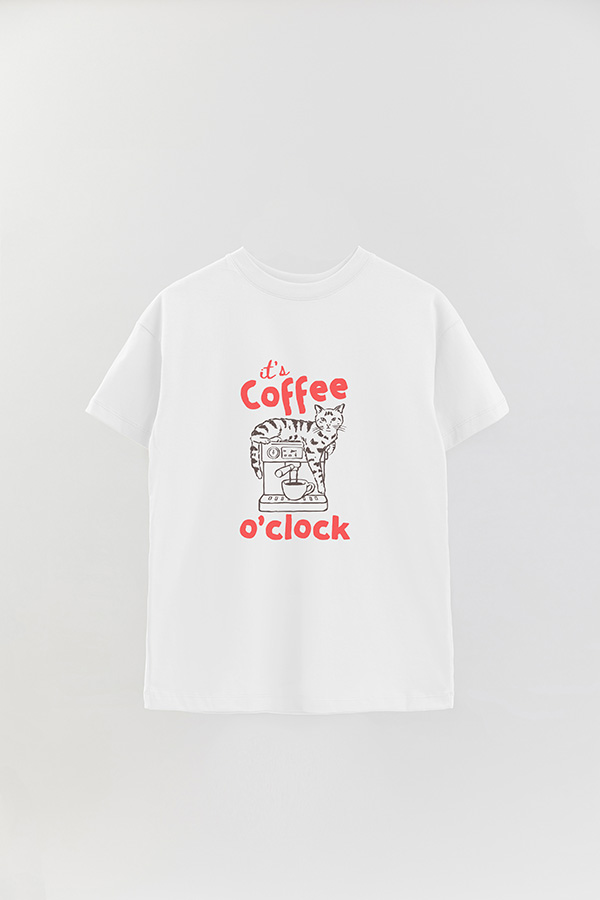 REMERA OVER ESTAMPADA CAT COFFEE O'CLOCK