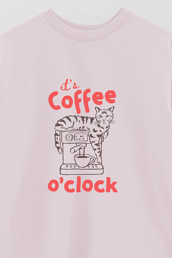 REMERA OVER ESTAMPADA CAT COFFEE O'CLOCK