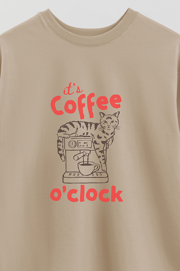 REMERA OVER ESTAMPADA CAT COFFEE O'CLOCK