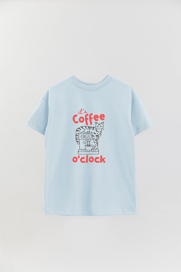 REMERA OVER ESTAMPADA CAT COFFEE O'CLOCK
