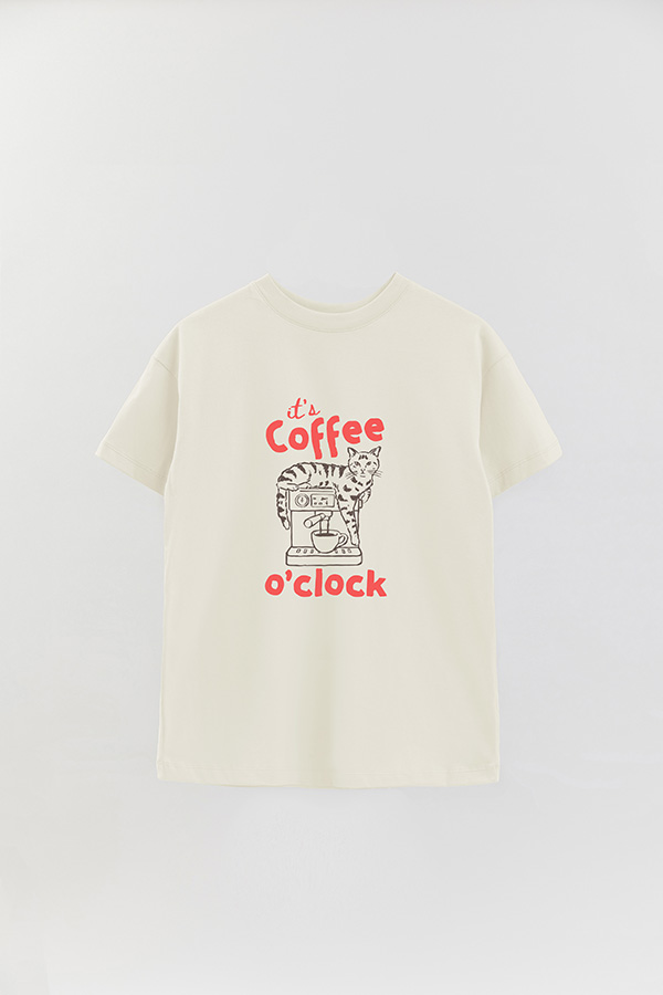 REMERA OVER ESTAMPADA CAT COFFEE O'CLOCK