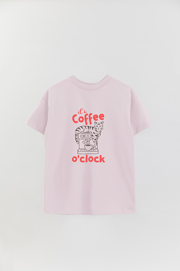 REMERA OVER ESTAMPADA CAT COFFEE O'CLOCK