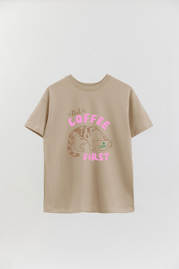 REMERA OVER ESTAMPADA CAT BUT COFFEE FIRST