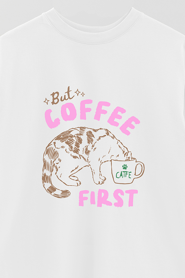 REMERA OVER ESTAMPADA CAT BUT COFFEE FIRST