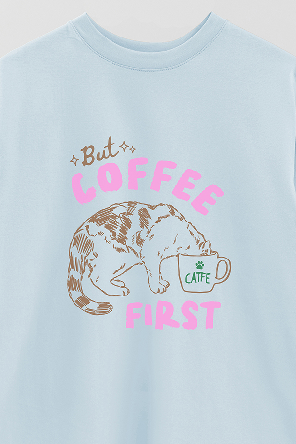 REMERA OVER ESTAMPADA CAT BUT COFFEE FIRST