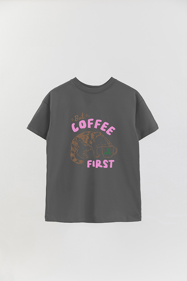 REMERA OVER ESTAMPADA CAT BUT COFFEE FIRST