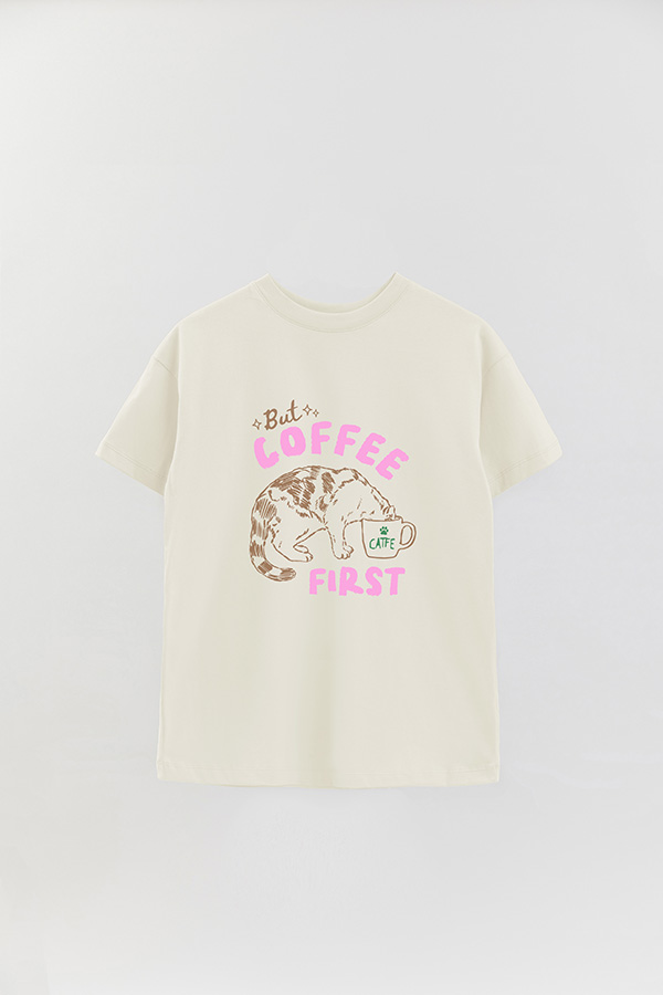REMERA OVER ESTAMPADA CAT BUT COFFEE FIRST