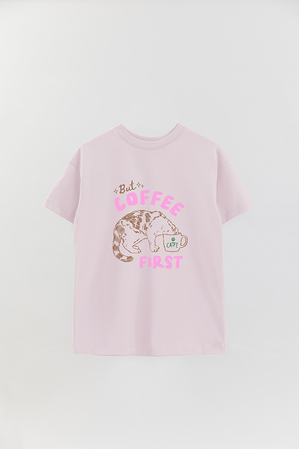 REMERA OVER ESTAMPADA CAT BUT COFFEE FIRST