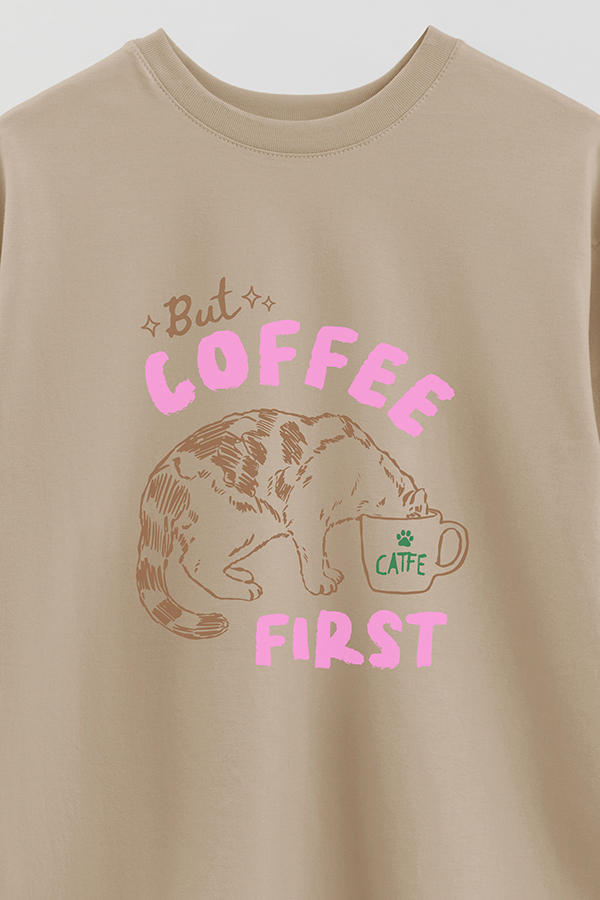 REMERA OVER ESTAMPADA CAT BUT COFFEE FIRST