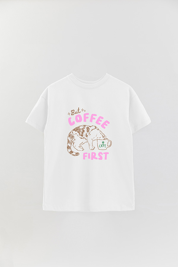 REMERA OVER ESTAMPADA CAT BUT COFFEE FIRST