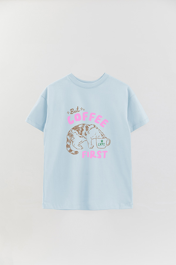 REMERA OVER ESTAMPADA CAT BUT COFFEE FIRST