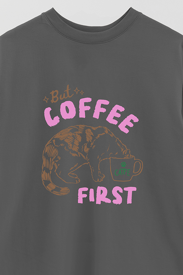 REMERA OVER ESTAMPADA CAT BUT COFFEE FIRST