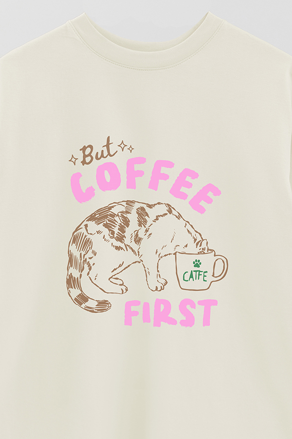 REMERA OVER ESTAMPADA CAT BUT COFFEE FIRST